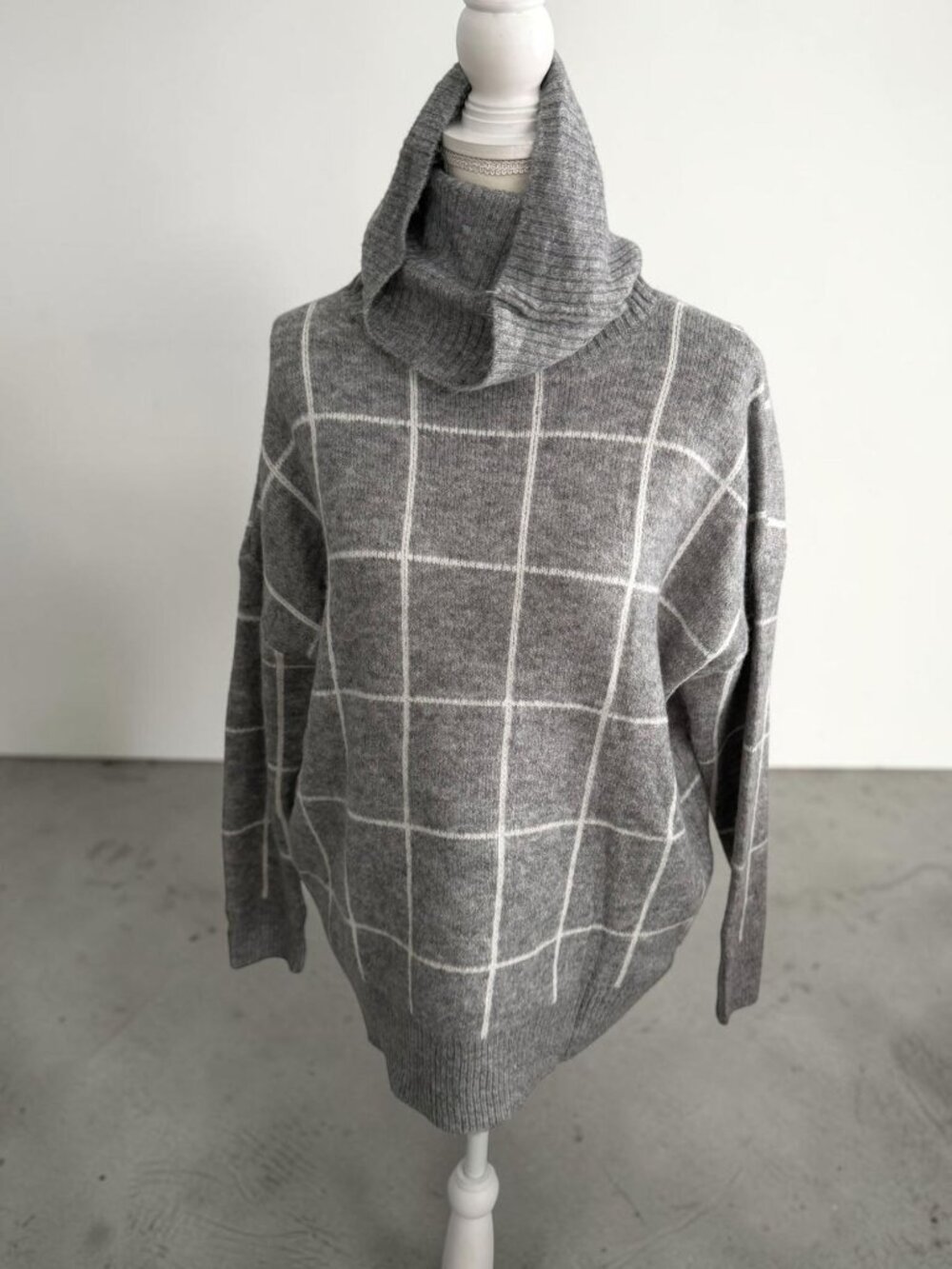 VICI Gray White Lined Turtleneck Sweater Size Medium